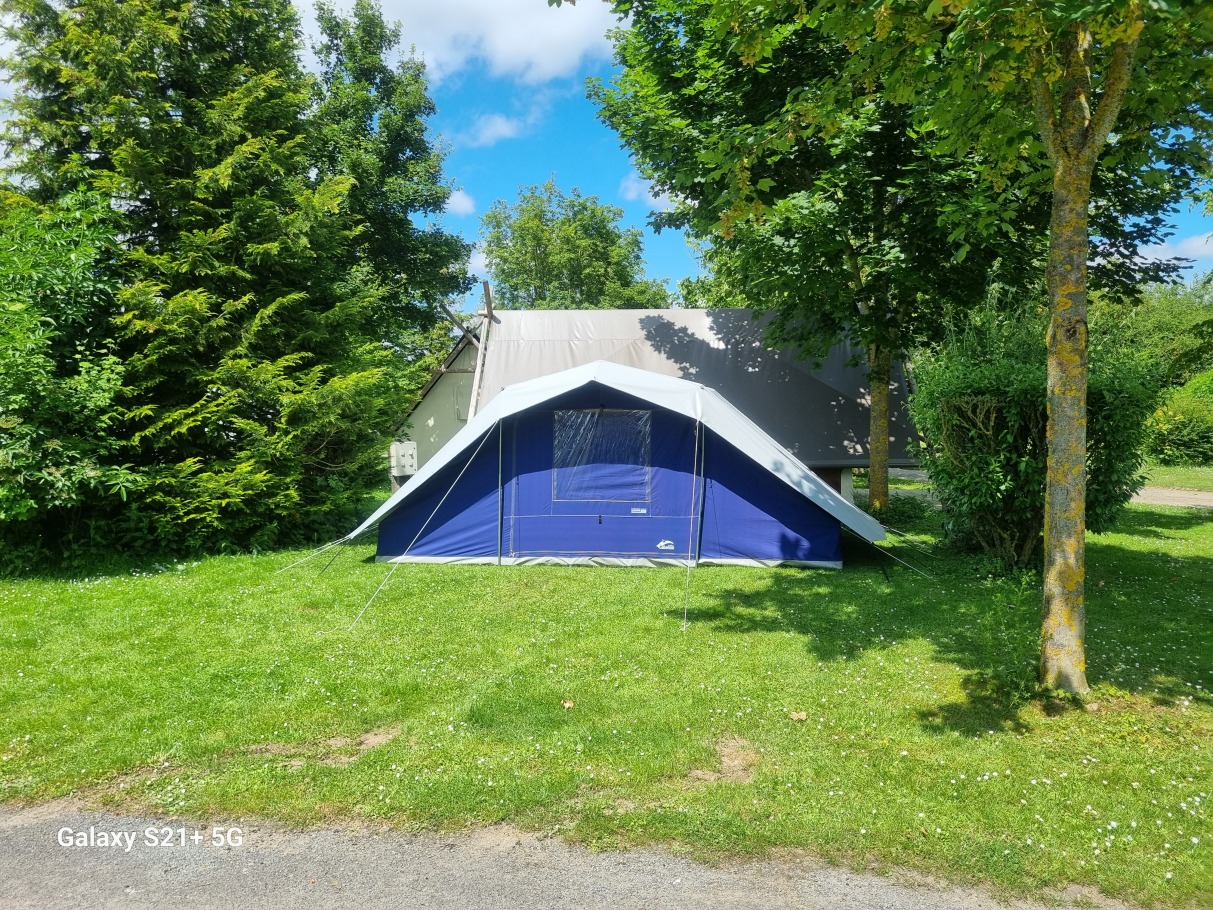 Le camping du Port de Plaisance à Péronne vous propose de louer une tente prêt à camper pour 4 personnes.